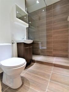 a bathroom with a toilet and a sink and a shower at 2 Zimmer Apartment Hannover in Hannover