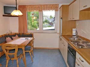 une cuisine avec une table en bois, une table, une table et des chaises dans l'établissement Ferienwohnung Hacke, à Schmallenberg