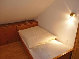 A bed or beds in a room at Ferienwohnung Hacke