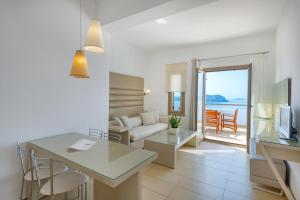 TV a/nebo společenská místnost v ubytování Lithos by Spyros & Flora