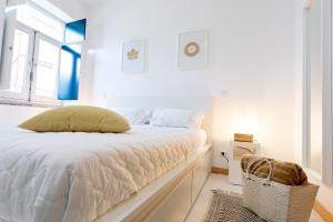 Un pat sau paturi într-o cameră la Casa da Porta Azul