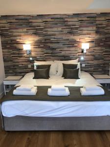 duże białe łóżko z 2 poduszkami w obiekcie Hamilton Arms Suites w mieście Midhurst