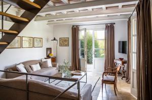 a living room with a couch and a table at Locanda Rossa in Capalbio