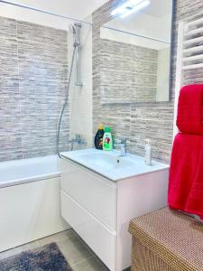 Ванная комната в New Luxury Central Apartment