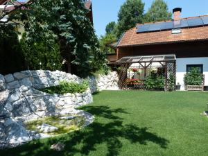 A garden outside Ferienhaus Blümel inkl. freier Strandbadeintritt