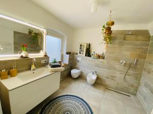 a bathroom with a tub and a toilet and a sink at Loft im Herzen der Stadt in Fürstenwalde