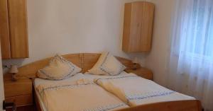 a bed with two pillows on it in a room at Monteur-, Ferienwohnung mit Balkon in Hanau bei Frankfurt und Aschaffenburg in Hanau am Main