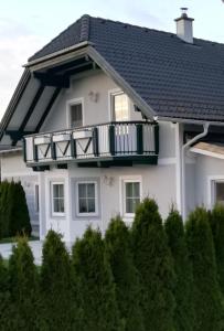 Casa blanca con balcón en la parte superior. en Ferienwohnung Lackner-Krabath, en Tamsweg