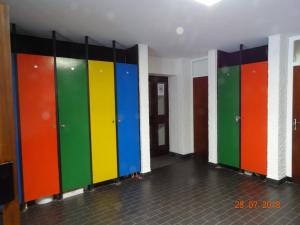 una fila de taquillas coloridas en una habitación en Cocooning Auvergnat, en La Bourboule