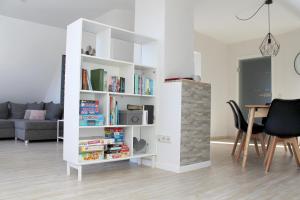 Knihovna v apartmánu