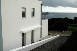 ラジェス・ド・ピコにあるCasa da Ribeiraの海の見える白い家
