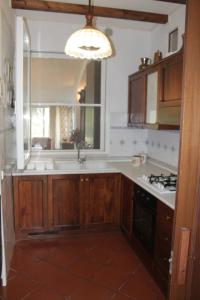 Η κουζίνα ή μικρή κουζίνα στο Villa la Respigola completamente indipendente con giardino recintato +58 φωτογραφίες