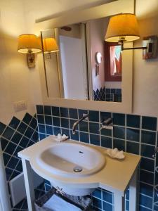 ポルト・ロトンドにあるEmerald Homeのバスルーム(洗面台、鏡付)