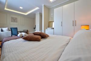 een slaapkamer met een groot wit bed met 2 kussens erop bij Onix Residence in Zlatibor