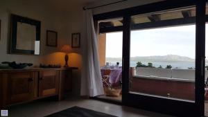 ポルト・ロトンドにあるEmerald Homeの海の景色を望むガラスのスライドドアが備わる客室です。