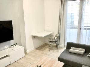 A television and/or entertainment centre at Loft Duplex Malaga