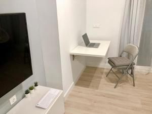 A television and/or entertainment centre at Loft Duplex Malaga