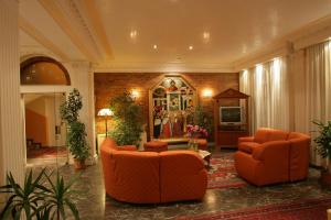 A seating area at Hotel Smeraldo