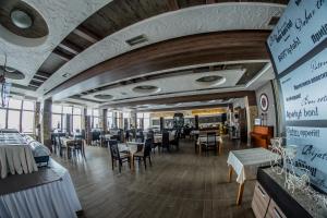 Milmari Resort M16 Markovic tesisinde bir restoran veya yemek mekanı
