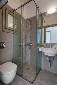 Koupelna v ubytování Lithos by Spyros & Flora