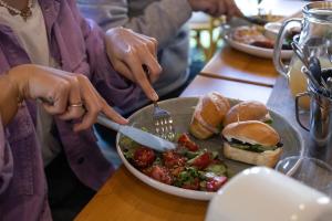 una persona comiendo un plato de comida con un tenedor y un cuchillo en Kantar Hotel, en Ereván