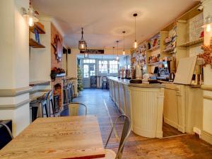 um restaurante com um bar, uma mesa e cadeiras em George & Dragon Inn em Chichester