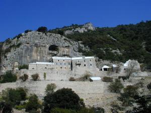 an old building on a hill with a mountain at Villa Jasmin in Bol