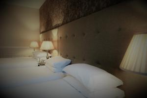 Postel nebo postele na pokoji v ubytování Nesbitt Arms Boutique Hotel