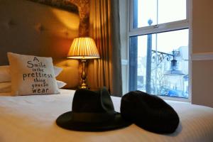 Postel nebo postele na pokoji v ubytování Nesbitt Arms Boutique Hotel