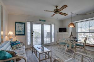 Μια τηλεόραση ή/και κέντρο ψυχαγωγίας στο Summer Breeze 312 condo