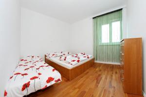 a bedroom with two twin beds and a dresser at Apartment Village Nin in Nin