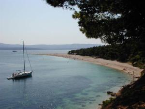 a boat in the water next to a beach at Villa Jasmin in Bol