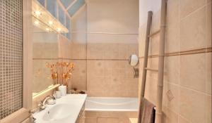 a bathroom with a tub and a sink and a bath tub at Magnifique Appartement dans palace Belle Époque in Aix-les-Bains +16 photos