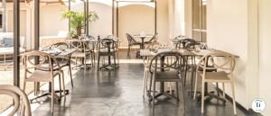 una fila de mesas y sillas en un restaurante en L'Initial, en Toulouse