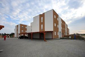 a building that is sitting in a parking lot at Apartment Village Nin in Nin
