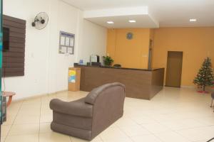 uma sala de espera com uma cadeira num hospital em Hotel Novo Lar em Cuiabá