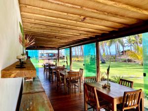 Restoran ili drugo mesto za obedovanje u objektu Marauba Beach House - Taipu de Fora
