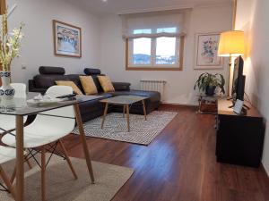 a living room with a couch and a table at Apartamento Cómodo y Céntrico in Pontevedra