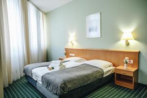 um quarto de hotel com uma cama grande e uma janela em Hotel "Helle Mitte" Berlin em Berlim