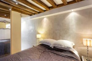 Postel nebo postele na pokoji v ubytování Habitat Parisien - 1BR-1BA - Duplex Louvre Museum