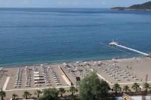 ein Strand mit vielen Stühlen und einem Dock in der Unterkunft Apartments Bečić in Budva