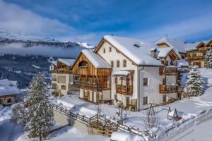 un hogar en las montañas en la nieve en Dolomites Apartments Ciasa Vally, en San Cassiano