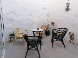 un patio con sillas y una mesa en una habitación en Lala´s house, en Ingenio