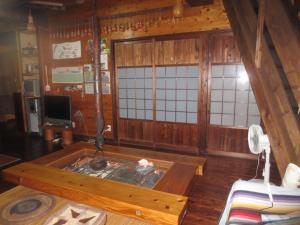 Zimmer mit Badewanne in der Mitte eines Zimmers in der Unterkunft Amami skeptical inn - Vacation STAY 14029v in Akina