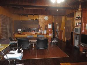 um quarto com cadeiras e um balcão com um bar em Amami skeptical inn - Vacation STAY 14029v em Akina