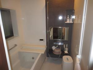 un piccolo bagno con servizi igienici e lavandino di Amami skeptical inn - Vacation STAY 14029v a Akina