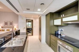 A kitchen or kitchenette at Al Ashrafia Holiday Homes -The Lofts West Downtown Boulevard