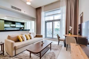 Posezení v ubytování OSKENA Vacation Homes -The Lofts Boulevard Downtown
