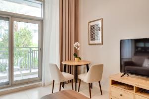 TV a/nebo společenská místnost v ubytování OSKENA Vacation Homes -The Lofts Boulevard Downtown