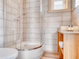 une salle de bain avec une douche, des toilettes et un lavabo dans l'établissement CAMP NORD RESORT, à Mielno 32 autres photos